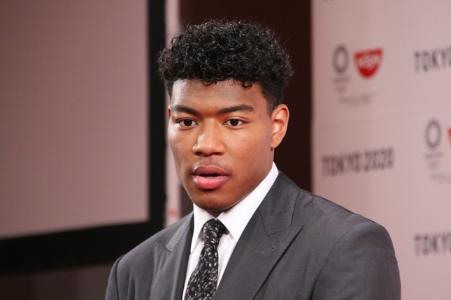 会見後の囲み取材に答える八村選手