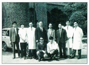 リンパ系フィラリア征圧を目的に作られた「日韓共同研究チーム」。1970年9月にソウルで撮影された貴重な写真。前列のサングラスの男性が、九州大学名誉教授の多田功氏（撮影者　不明）