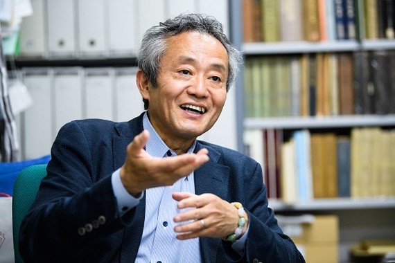 調査研究は、フィールドワークが多い。東アジアを中心に、感染症が発生した場所を歩いてきた。専攻は医療社会史。2018年4月から長崎大学熱帯医学研究所客員教授を兼任（写真　菊地健志）