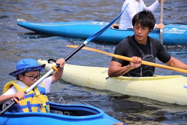 カヌー教室で子どもたちを指導する羽根田さん