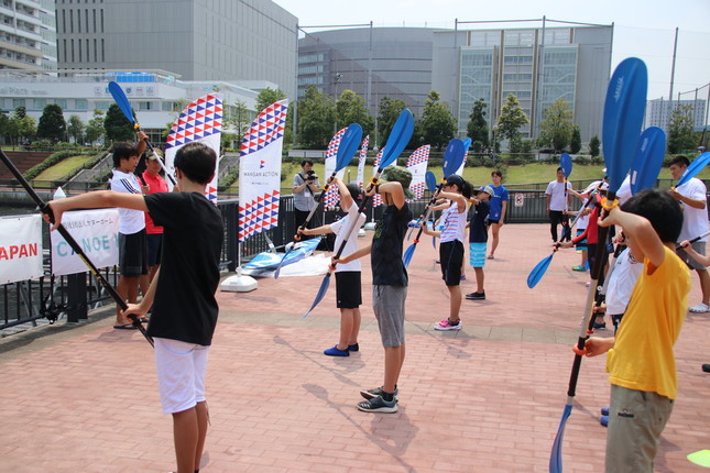 入水前には地上でパドルを漕ぐ練習