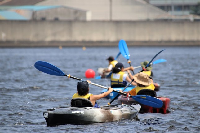 子どもたちは徐々にまっすぐ漕げるように
