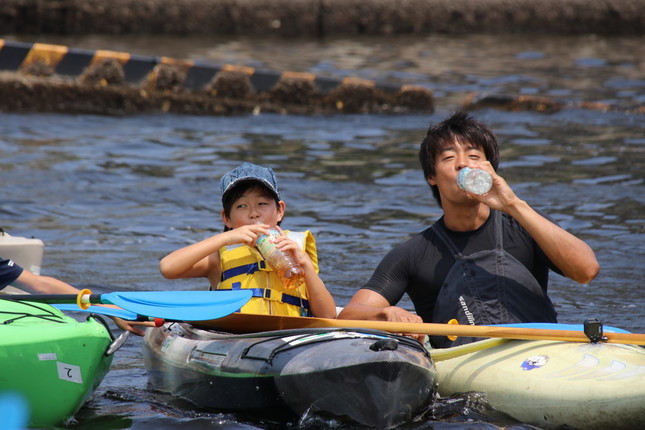 子どもたちと水分補給をする羽根田さん