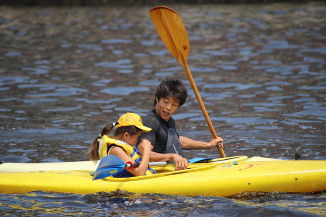 泣いている子どもにアドバイスをする羽根田さん