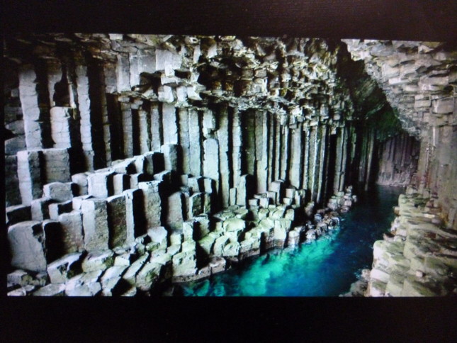 メンデルスゾーンが感動して印象的な旋律を生み出した、フィンガルの洞窟の風景