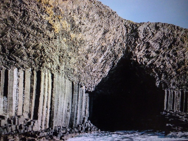 メンデルスゾーンが感動して印象的な旋律を生み出した、フィンガルの洞窟の風景