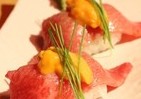 ウニ載せた近江牛サーロインの贅沢寿司　銀座の焼き肉店「にくTATSU」開店