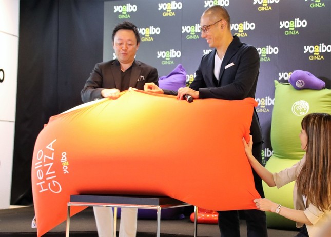 銀座店オリジナルYogiboの最終仕上げをする海老蔵さん