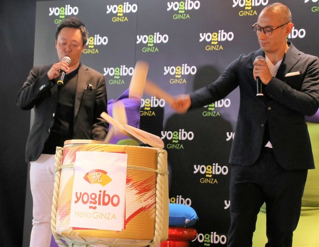 Yogibo ball miniが入った樽で「鏡開き」する海老蔵さんと木村氏