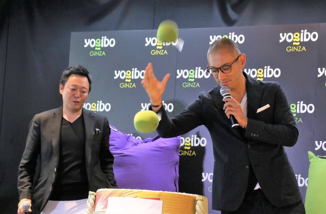 Yogibo ball miniを投げる海老蔵さん