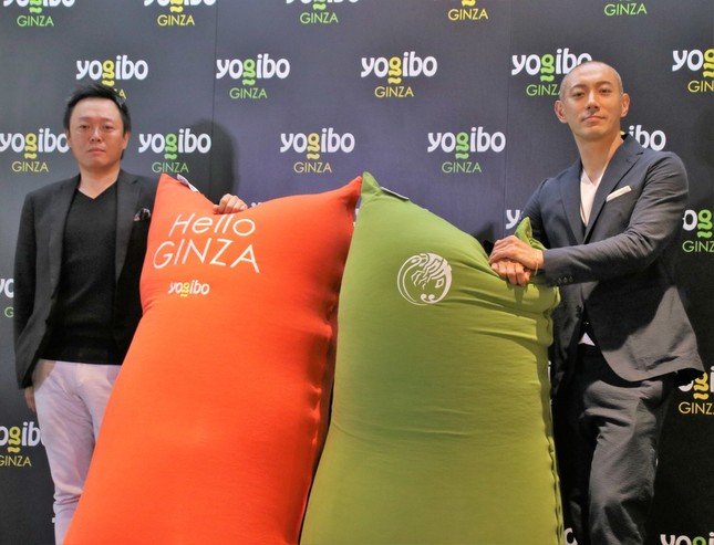 海老蔵さんの紋「壽の字海老」を刺繍したYogibo Max