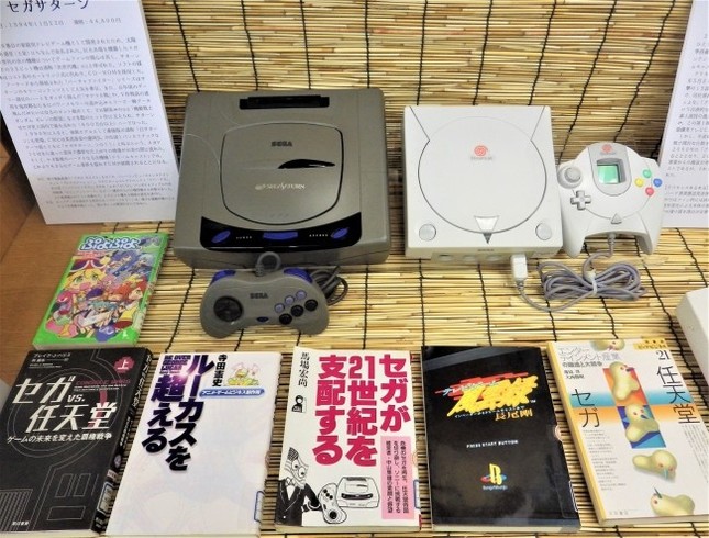 セガのゲーム機や関連書籍を展示している