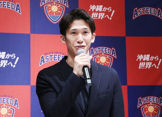 「エンポリオ アルマーニ」の黒スーツで登場