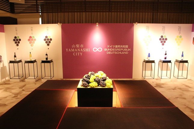 山梨市のブースでは名産のワインを展示