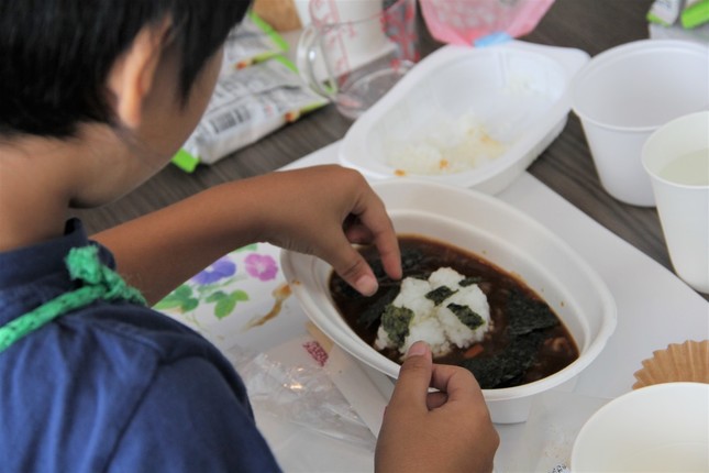 カレーにデコレーションをする子ども