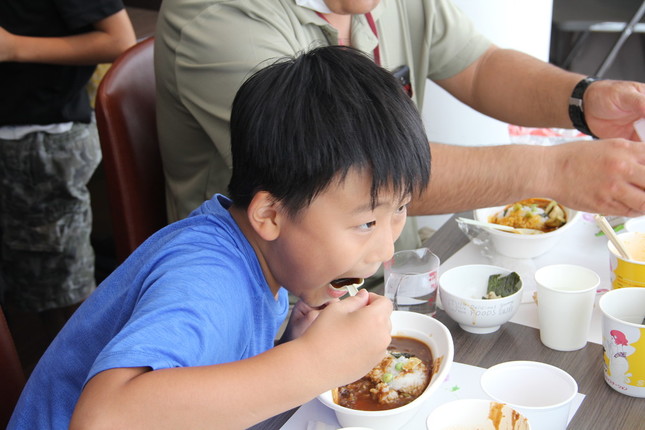 カレーを美味しそうに食べる子ども