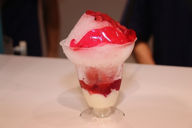 ダンディな「ひげ」がトッピングされたかき氷