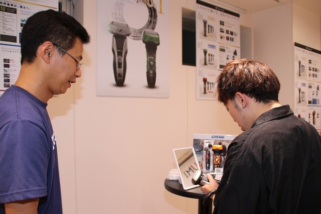 電気シェーバーの剃り心地を試す利用者