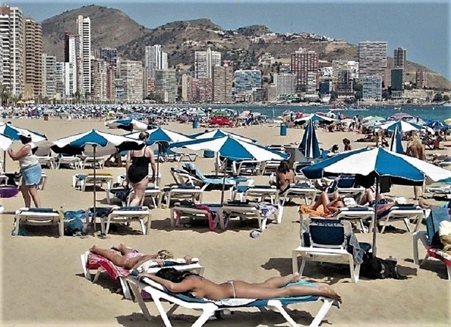 スペイン東南部の保養地、コスタブランカ（白い海岸）を代表するアリカンテの夏＝冨永写す