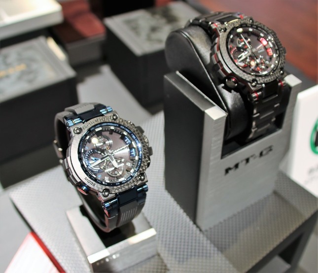 手前がMTG-B1000XB、奥がMTG-B1000XBD