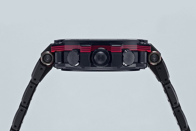 MTG-B1000XBDのベゼルには赤色が使われている