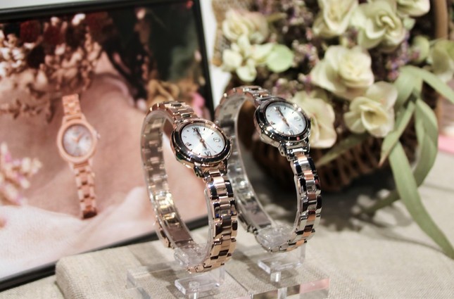 左が「SHW-5200CG」、右が「SHW-5200DSG」（共に11月発売）