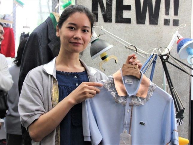 古着に箔の加工を施すデザイナーの藤澤ゆきさん