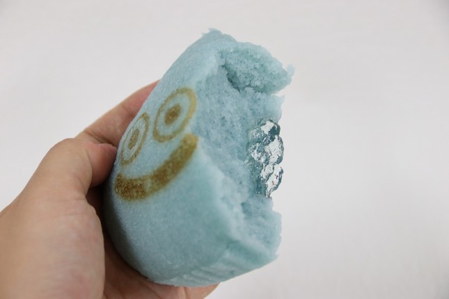 スライムむしぱんを割ると中にはスイートライム味の「スライムゼリー」が