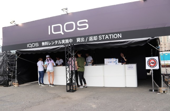 IQOSをレンタルする来場者