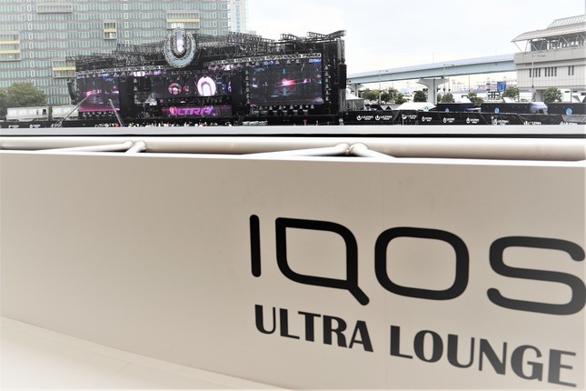 メインステージが一望できるIQOS ULTRA LOUNGE（IQOS TOWER2階）