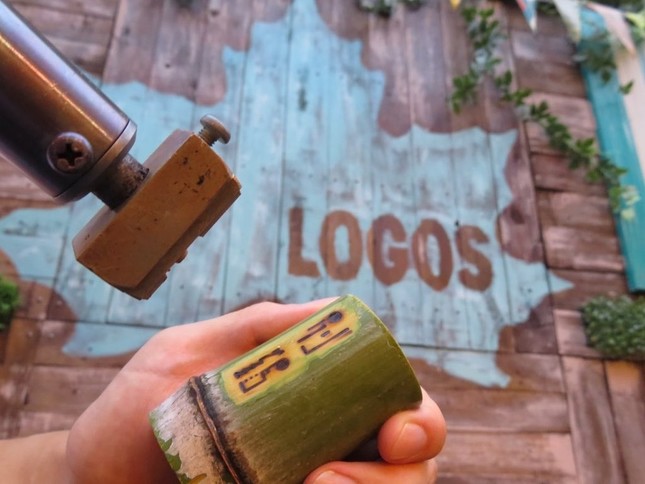 竹のおちょこに「別鶴」の焼き印をつける、「別鶴」ツイッター担当者