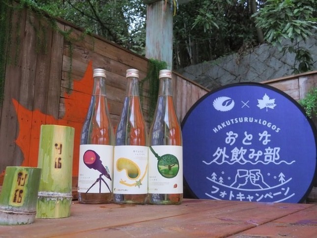 会場奥に設置されているバーカウンターと別鶴の日本酒3種