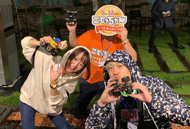 ミニ四駆レースでマシンを走らせる役を務めた、フリーランスモデルの黒沢綾佳さん（左）、「こてっちゃん」担当者（中央）、「HYPER DASH基地」担当者（右）