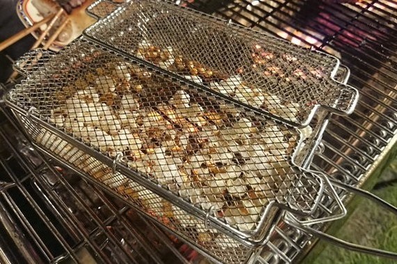 「炭火もも焼き器」で製作中のポップコーン