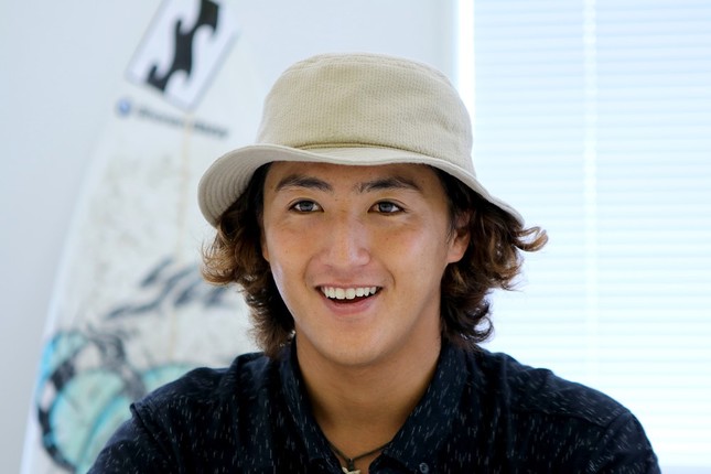 インタビューにこたえる仲村選手