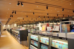 30メートルにわたる文学回廊