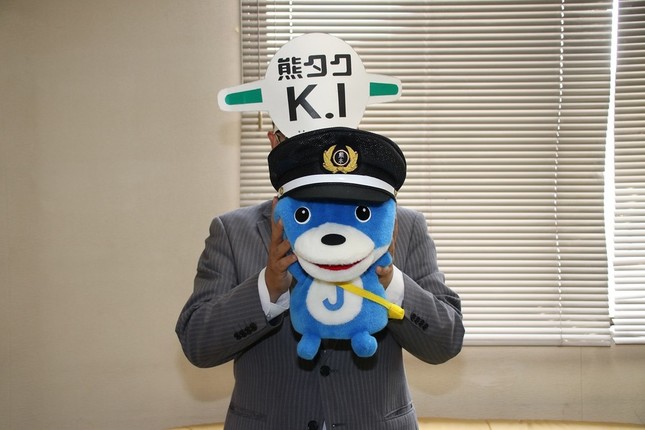 J-CASTニュース編集部マスコットキャラクターの「カス丸」と2ショット