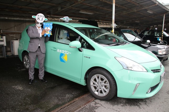 洗いたての「プリウスα」タクシーと