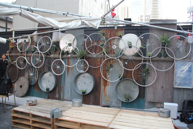 廃材となった自転車の車輪を使ったオブジェ