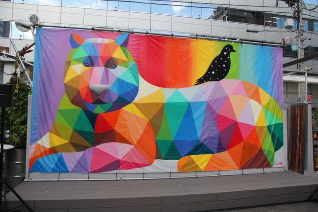 スペインのアーティスト、オクダ・サン・ミゲルさんが手がけたカラフルなアート