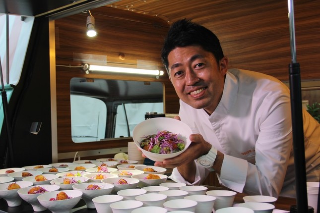 限定メニュー「ファラフェル・ボウル」を持つシェフの入江誠さん