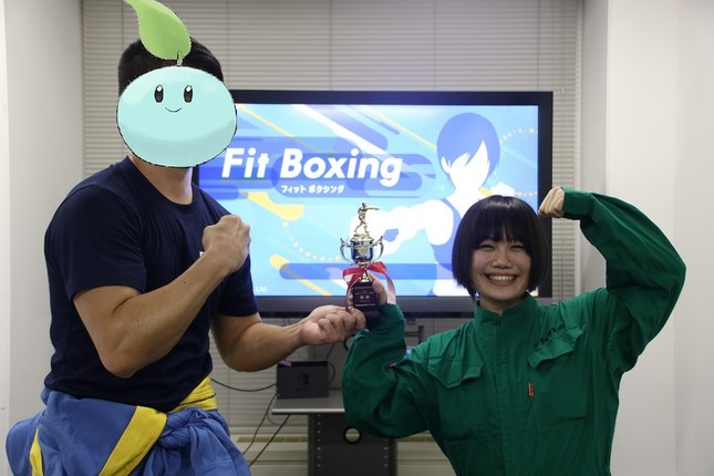 （左から）優勝した「サリールちゃん」と、同社職人見習いの「よむ」さん