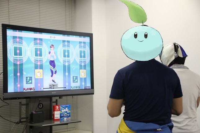 （左から）決勝で戦う「共立電器産業株式会社」ツイッター担当者「サリールちゃん」、「インクロム」ツイッター担当者「マスクマン」