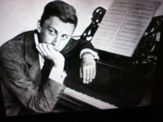 若いプロコフィエフとピアノ