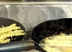 さらば赤い大鍋　平松洋子さんは台所の戦友たちを抱きしめる