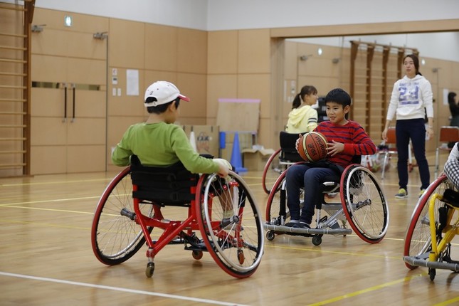オリンピック・パラリンピック支援研究会の学生らによる「パラリンピックスポーツ体験会」