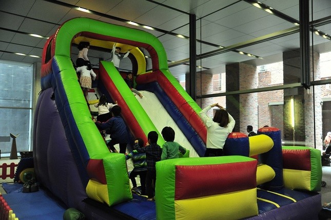 子ども向けイベント「ふわふわすべり台」