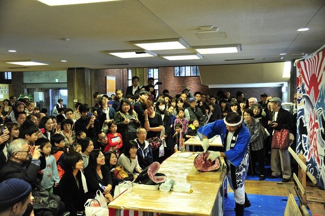 200人分のマグロが用意される「マグロ解体ショー」