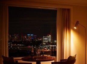 クリスマスに東京の夜景「ふたり占め」　ルームサービス付き宿泊プラン