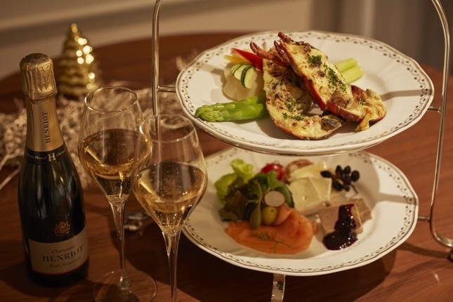 ロマンティックな夜景と特別なプレート